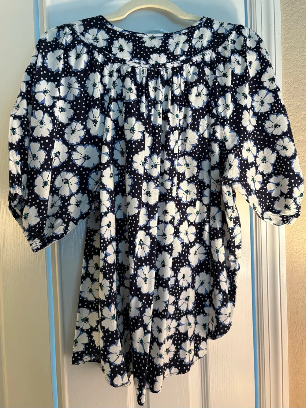 EUC LOFT Navy and White Daisy Floral Puff Sleeve Blouse Sz Lrg